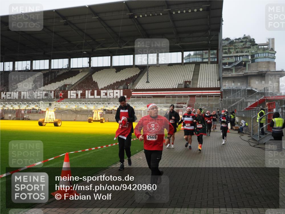 07.12.2025 - St. Pauli X-Mass-Run No. 15 Fabian Wolf http://msf.ph/oto/9420960 07.12.2025 11:43:10 Ziel 1, 2230, 2669, 3621, 3622, 3623, 3625, 3827, 4604, 4828, 5001, 5002 meine-sportfotos.de