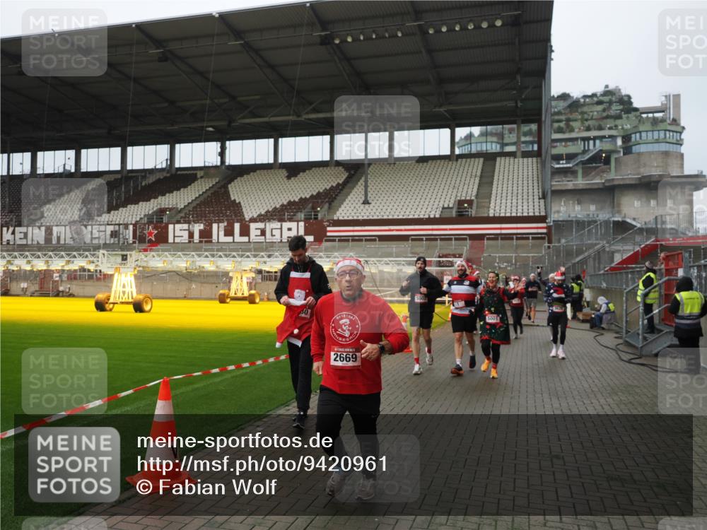 07.12.2025 - St. Pauli X-Mass-Run No. 15 Fabian Wolf http://msf.ph/oto/9420961 07.12.2025 11:43:11 Ziel 1, 2230, 2669, 3621, 3622, 3623, 3625, 3827, 4604, 4817, 4828, 4842, 5001, 5002 meine-sportfotos.de