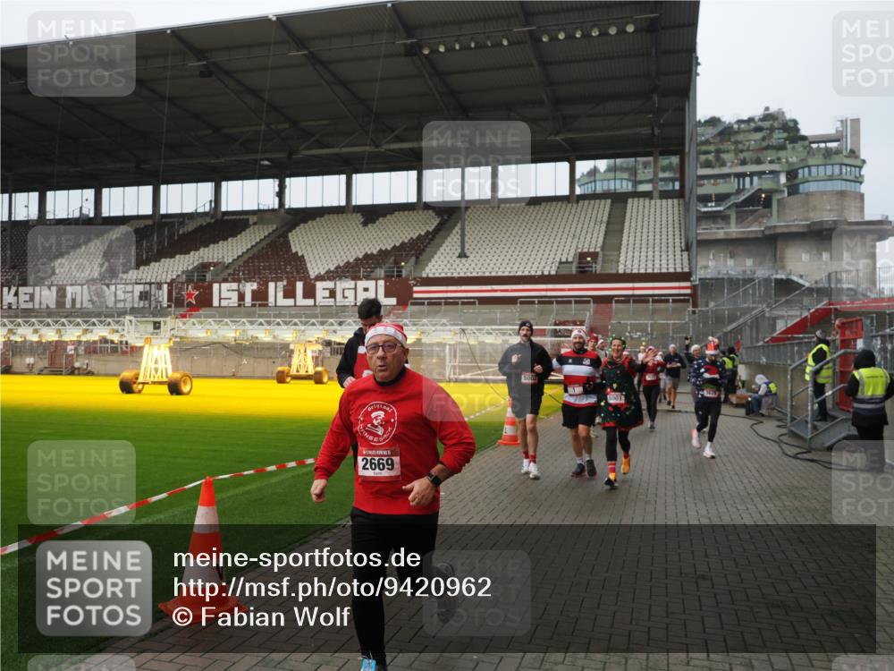 07.12.2025 - St. Pauli X-Mass-Run No. 15 Fabian Wolf http://msf.ph/oto/9420962 07.12.2025 11:43:11 Ziel 1, 2230, 2669, 3621, 3622, 3623, 3625, 3827, 4604, 4817, 4828, 4842, 5001, 5002 meine-sportfotos.de