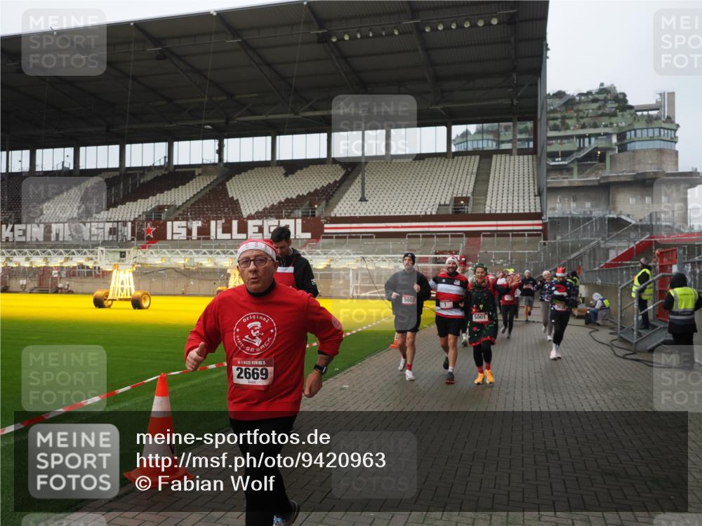 07.12.2025 - St. Pauli X-Mass-Run No. 15 Fabian Wolf http://msf.ph/oto/9420963 07.12.2025 11:43:11 Ziel 1, 2230, 2669, 3621, 3622, 3623, 3625, 3827, 4604, 4817, 4828, 4842, 5001, 5002 meine-sportfotos.de