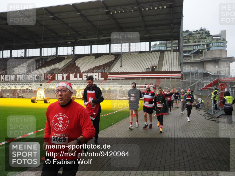 07.12.2025 - St. Pauli X-Mass-Run No. 15 Fabian Wolf http://msf.ph/oto/9420964 07.12.2025 11:43:11 Ziel 1, 2230, 2669, 3621, 3622, 3623, 3625, 3827, 4604, 4817, 4828, 4842, 5001, 5002 meine-sportfotos.de