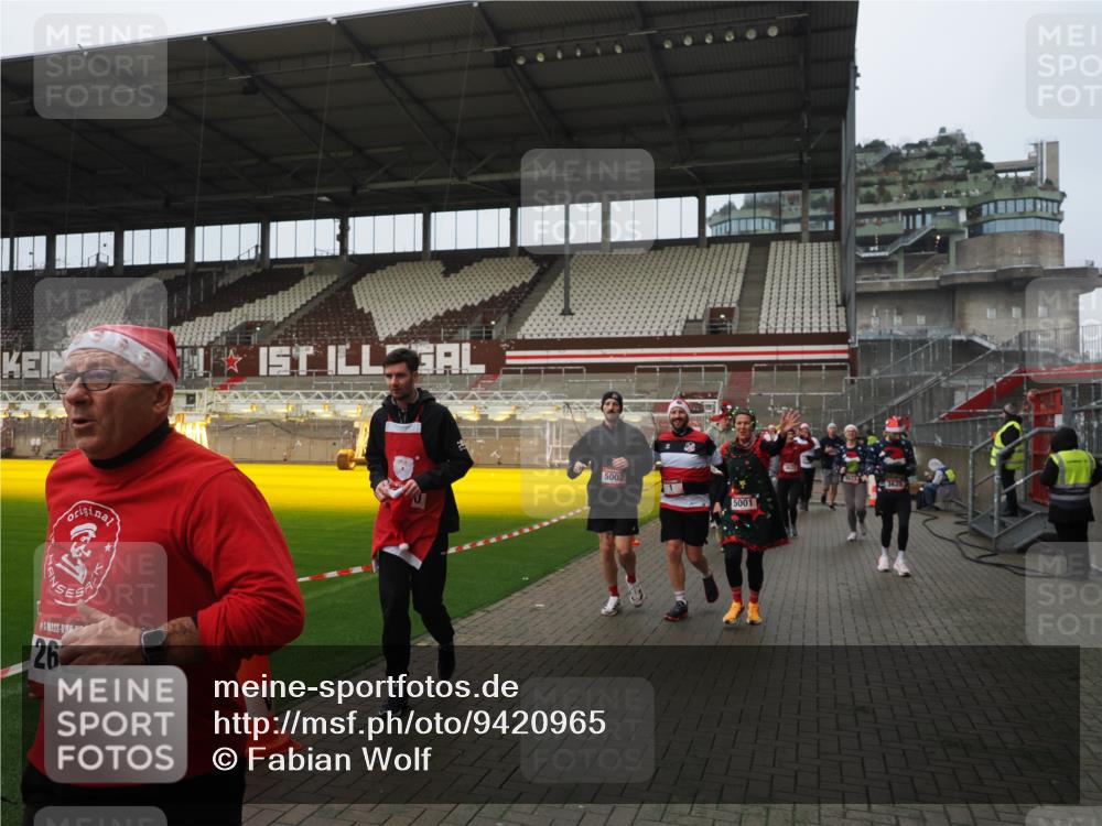 07.12.2025 - St. Pauli X-Mass-Run No. 15 Fabian Wolf http://msf.ph/oto/9420965 07.12.2025 11:43:11 Ziel 1, 2230, 2669, 3621, 3622, 3623, 3625, 3827, 4604, 4817, 4828, 4842, 5001, 5002 meine-sportfotos.de