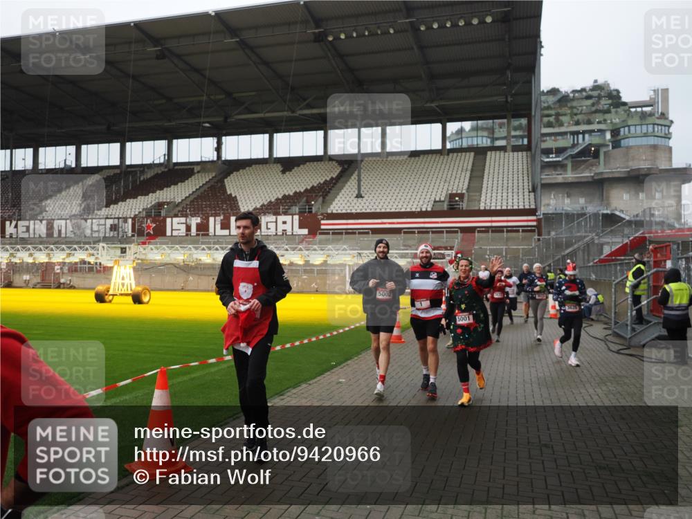07.12.2025 - St. Pauli X-Mass-Run No. 15 Fabian Wolf http://msf.ph/oto/9420966 07.12.2025 11:43:12 Ziel 1, 2230, 2669, 3621, 3622, 3623, 3625, 3676, 3827, 4604, 4817, 4828, 4842, 5001, 5002 meine-sportfotos.de