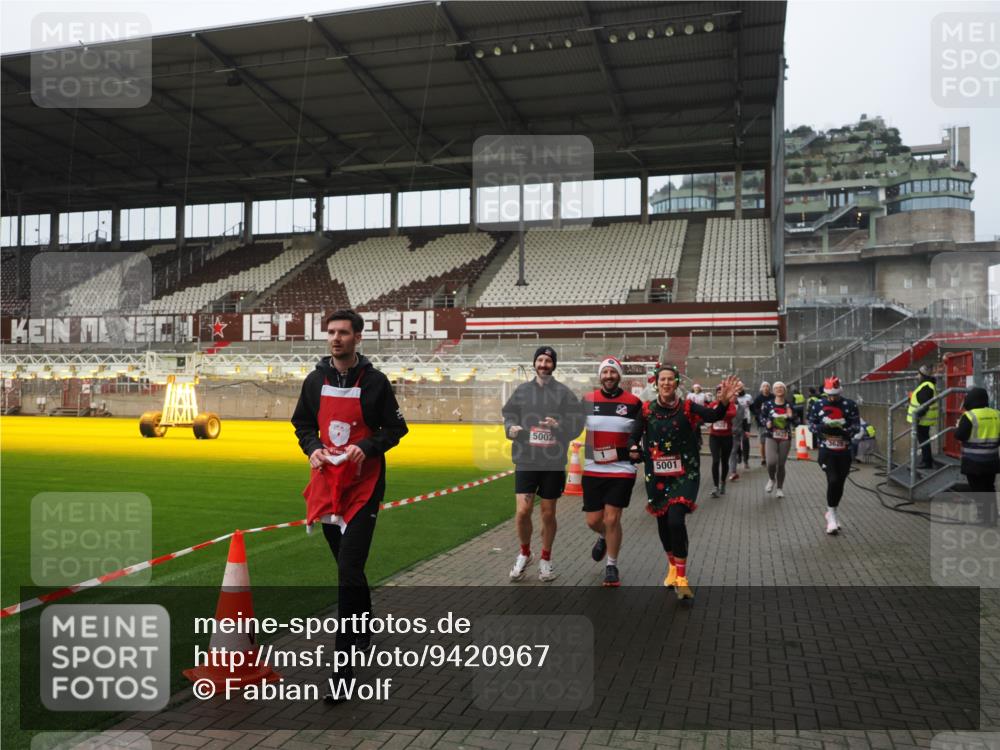 07.12.2025 - St. Pauli X-Mass-Run No. 15 Fabian Wolf http://msf.ph/oto/9420967 07.12.2025 11:43:12 Ziel 1, 2230, 2669, 3621, 3622, 3623, 3625, 3676, 3827, 4604, 4817, 4828, 4842, 5001, 5002 meine-sportfotos.de