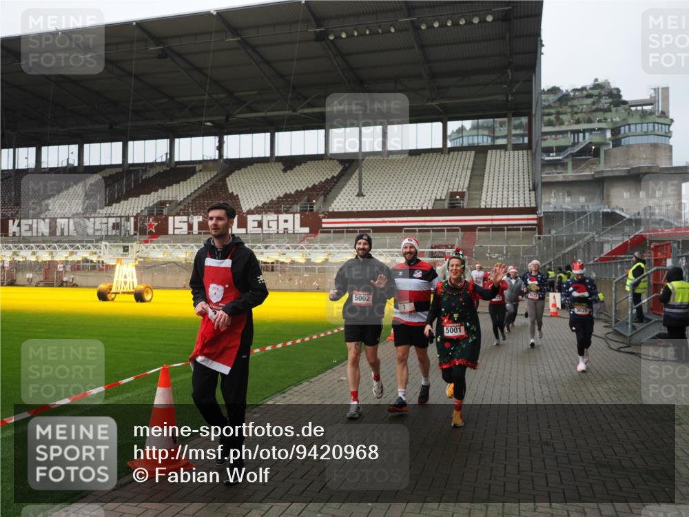 07.12.2025 - St. Pauli X-Mass-Run No. 15 Fabian Wolf http://msf.ph/oto/9420968 07.12.2025 11:43:12 Ziel 1, 2230, 2669, 3621, 3622, 3623, 3625, 3676, 3827, 4604, 4817, 4828, 4842, 5001, 5002 meine-sportfotos.de