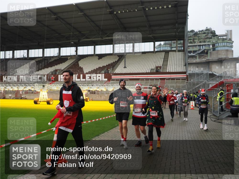 07.12.2025 - St. Pauli X-Mass-Run No. 15 Fabian Wolf http://msf.ph/oto/9420969 07.12.2025 11:43:12 Ziel 1, 2230, 2669, 3621, 3622, 3623, 3625, 3676, 3827, 4604, 4817, 4828, 4842, 5001, 5002 meine-sportfotos.de