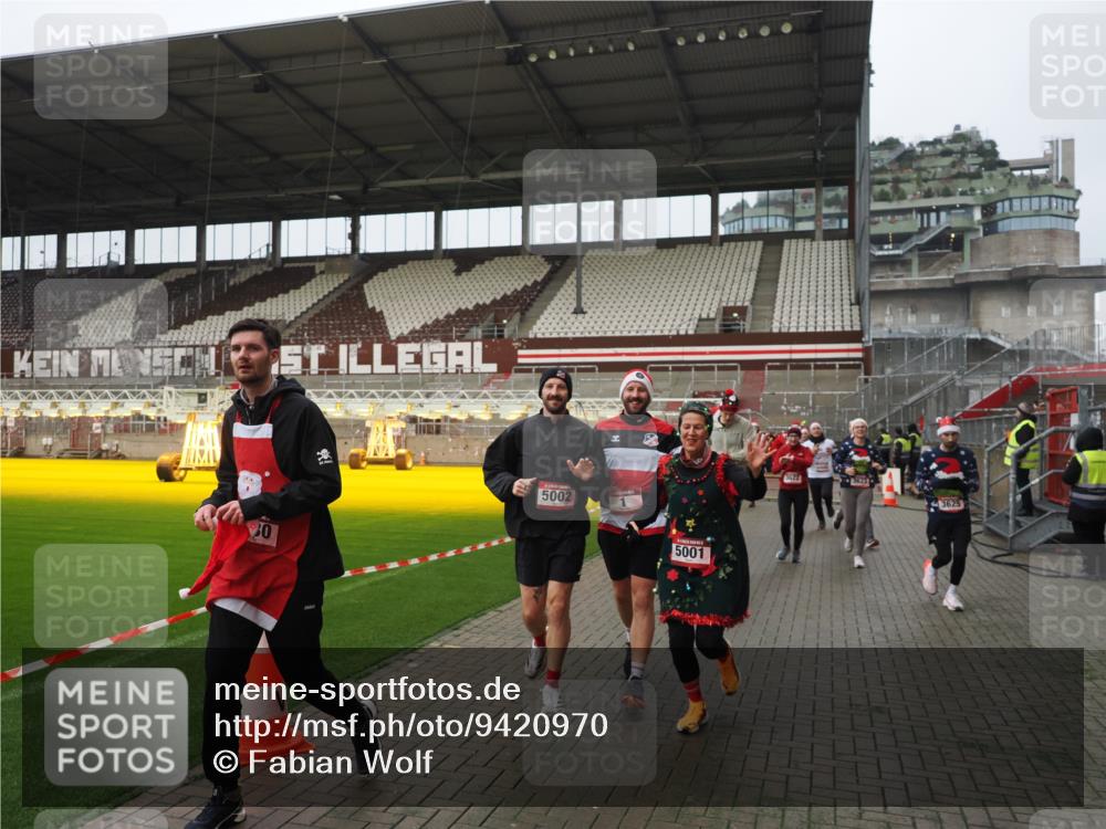 07.12.2025 - St. Pauli X-Mass-Run No. 15 Fabian Wolf http://msf.ph/oto/9420970 07.12.2025 11:43:12 Ziel 1, 2230, 2669, 3621, 3622, 3623, 3625, 3676, 3827, 4604, 4817, 4828, 4842, 5001, 5002 meine-sportfotos.de