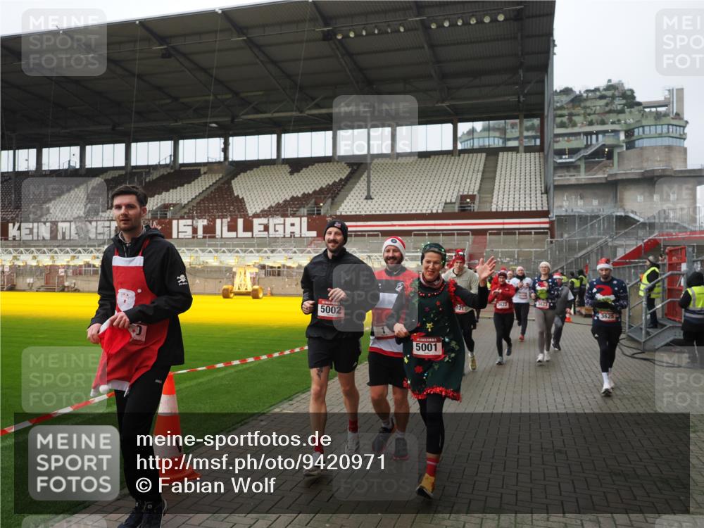 07.12.2025 - St. Pauli X-Mass-Run No. 15 Fabian Wolf http://msf.ph/oto/9420971 07.12.2025 11:43:13 Ziel 1, 2230, 2669, 3621, 3622, 3623, 3625, 3676, 3827, 4604, 4817, 4828, 4842, 5001, 5002 meine-sportfotos.de