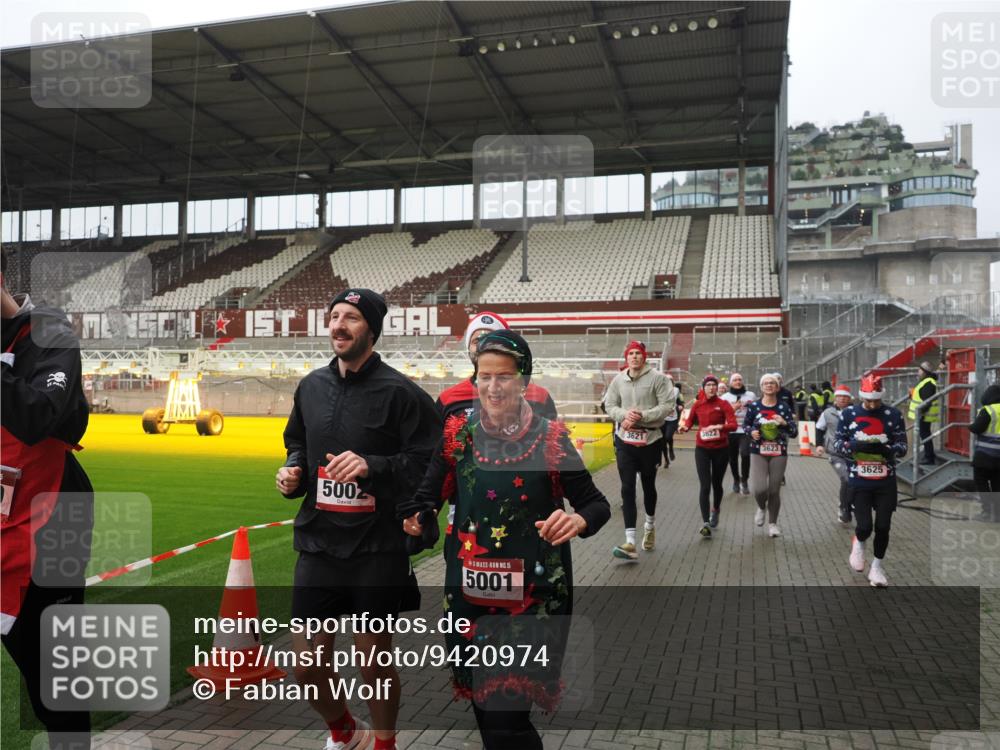 07.12.2025 - St. Pauli X-Mass-Run No. 15 Fabian Wolf http://msf.ph/oto/9420974 07.12.2025 11:43:13 Ziel 1, 2230, 2669, 3621, 3622, 3623, 3625, 3676, 3827, 4604, 4817, 4828, 4842, 5001, 5002 meine-sportfotos.de