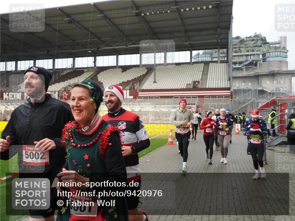 07.12.2025 - St. Pauli X-Mass-Run No. 15 Fabian Wolf http://msf.ph/oto/9420976 07.12.2025 11:43:14 Ziel 1, 2230, 2669, 3621, 3622, 3623, 3625, 3676, 3827, 4604, 4817, 4828, 4842, 5001, 5002 meine-sportfotos.de