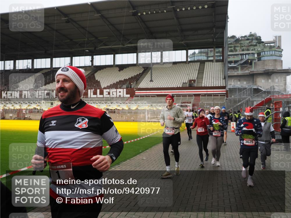 07.12.2025 - St. Pauli X-Mass-Run No. 15 Fabian Wolf http://msf.ph/oto/9420977 07.12.2025 11:43:14 Ziel 1, 2230, 2669, 3621, 3622, 3623, 3625, 3676, 3827, 4604, 4817, 4828, 4842, 5001, 5002 meine-sportfotos.de