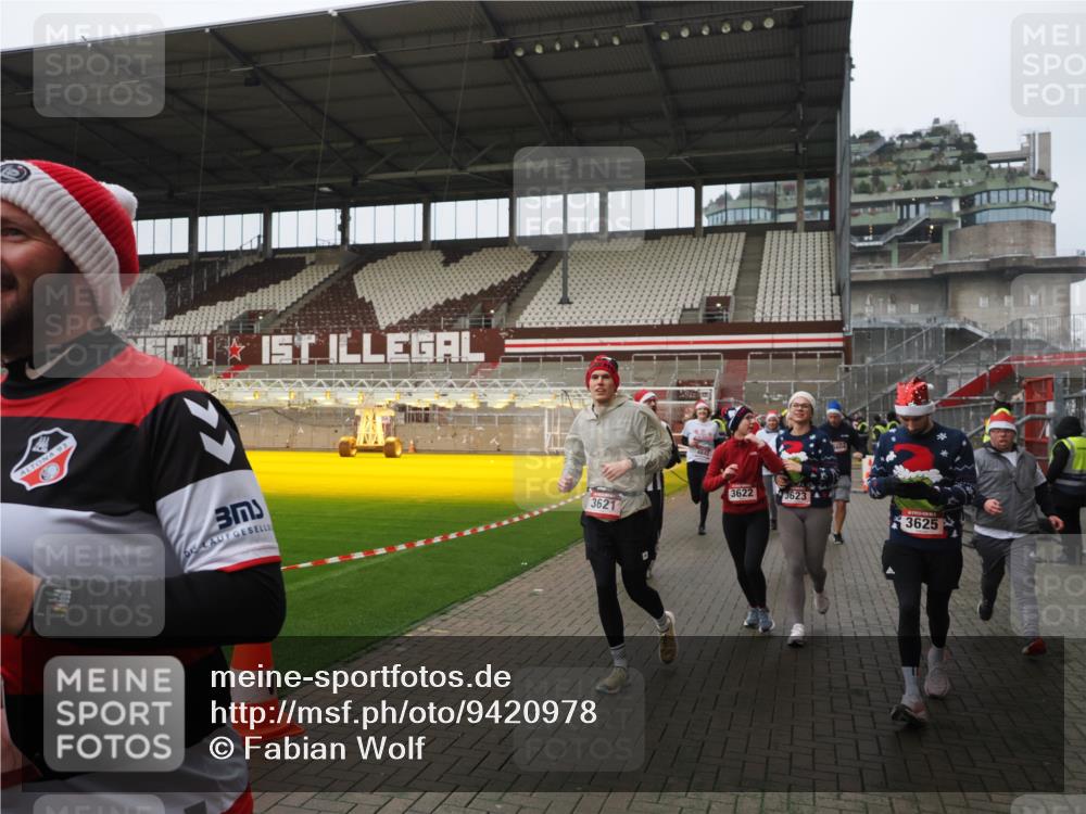 07.12.2025 - St. Pauli X-Mass-Run No. 15 Fabian Wolf http://msf.ph/oto/9420978 07.12.2025 11:43:14 Ziel 1, 2230, 2669, 3621, 3622, 3623, 3625, 3676, 3827, 4604, 4817, 4828, 4842, 5001, 5002 meine-sportfotos.de