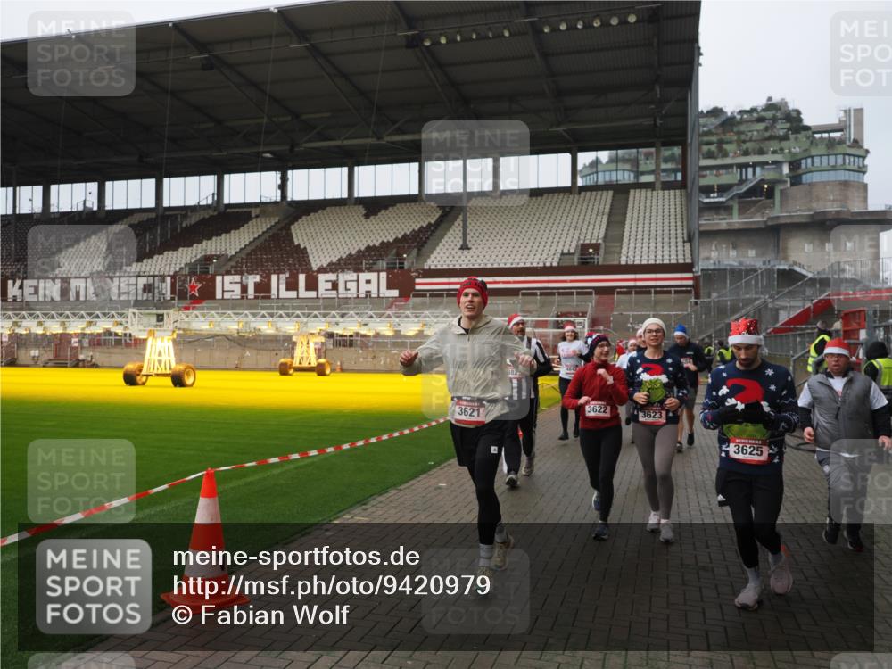 07.12.2025 - St. Pauli X-Mass-Run No. 15 Fabian Wolf http://msf.ph/oto/9420979 07.12.2025 11:43:14 Ziel 1, 2230, 2669, 3621, 3622, 3623, 3625, 3676, 3827, 4604, 4817, 4828, 4842, 5001, 5002 meine-sportfotos.de