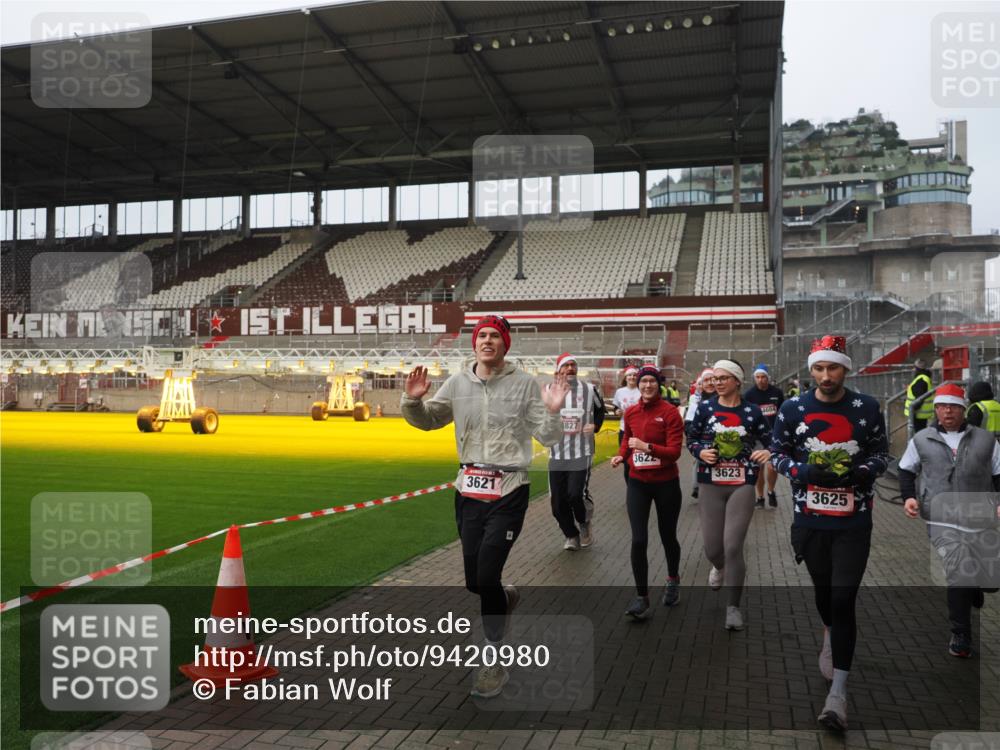 07.12.2025 - St. Pauli X-Mass-Run No. 15 Fabian Wolf http://msf.ph/oto/9420980 07.12.2025 11:43:15 Ziel 1, 2230, 2669, 3621, 3622, 3623, 3625, 3676, 3827, 4604, 4817, 4828, 4842, 5001, 5002 meine-sportfotos.de