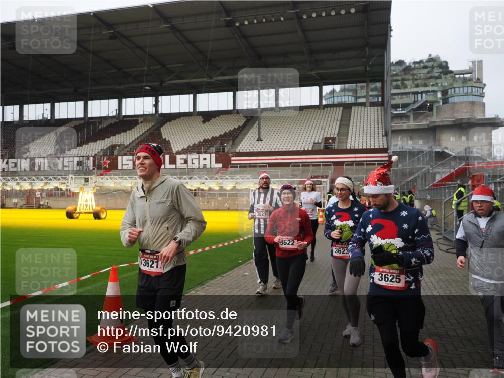 07.12.2025 - St. Pauli X-Mass-Run No. 15 Fabian Wolf http://msf.ph/oto/9420981 07.12.2025 11:43:15 Ziel 1, 2230, 2669, 3621, 3622, 3623, 3625, 3676, 3827, 4604, 4817, 4828, 4842, 5001, 5002 meine-sportfotos.de