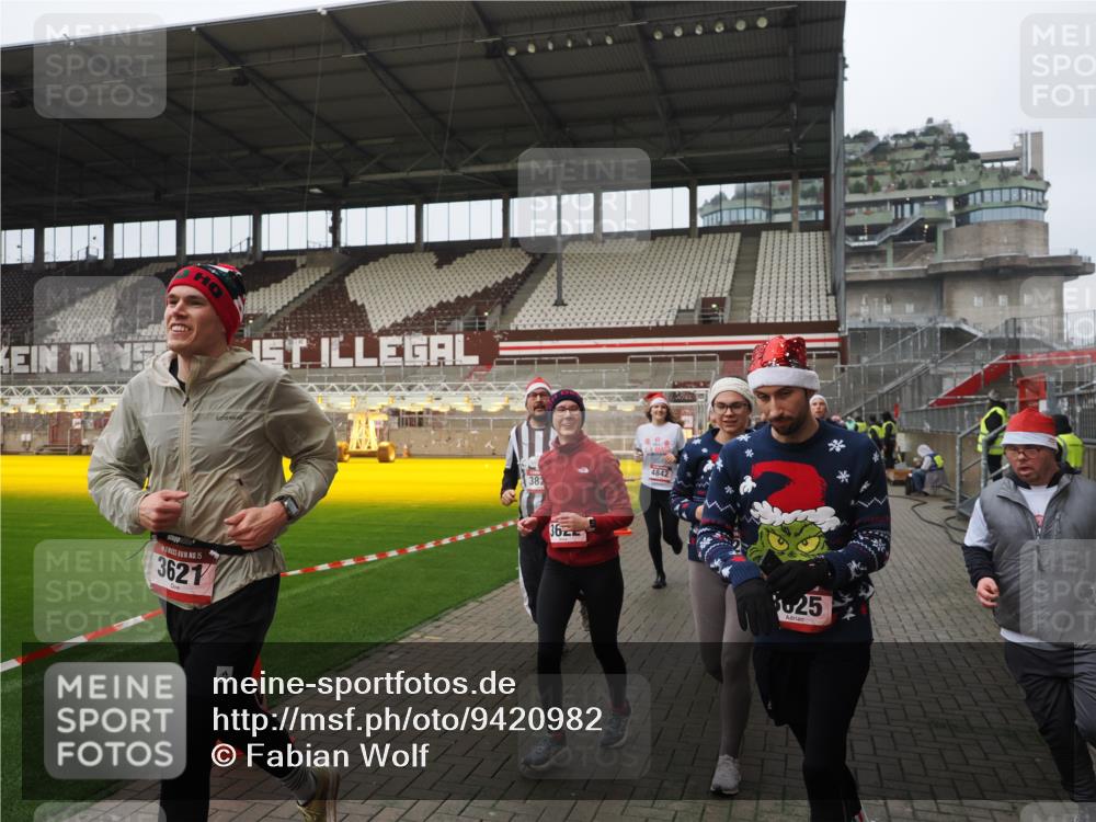 07.12.2025 - St. Pauli X-Mass-Run No. 15 Fabian Wolf http://msf.ph/oto/9420982 07.12.2025 11:43:15 Ziel 1, 2230, 2669, 3621, 3622, 3623, 3625, 3676, 3827, 4604, 4817, 4828, 4842, 5001, 5002 meine-sportfotos.de