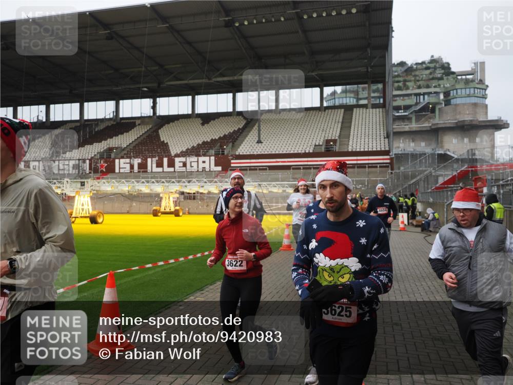 07.12.2025 - St. Pauli X-Mass-Run No. 15 Fabian Wolf http://msf.ph/oto/9420983 07.12.2025 11:43:15 Ziel 1, 2230, 2669, 3621, 3622, 3623, 3625, 3676, 3827, 4604, 4817, 4828, 4842, 5001, 5002 meine-sportfotos.de