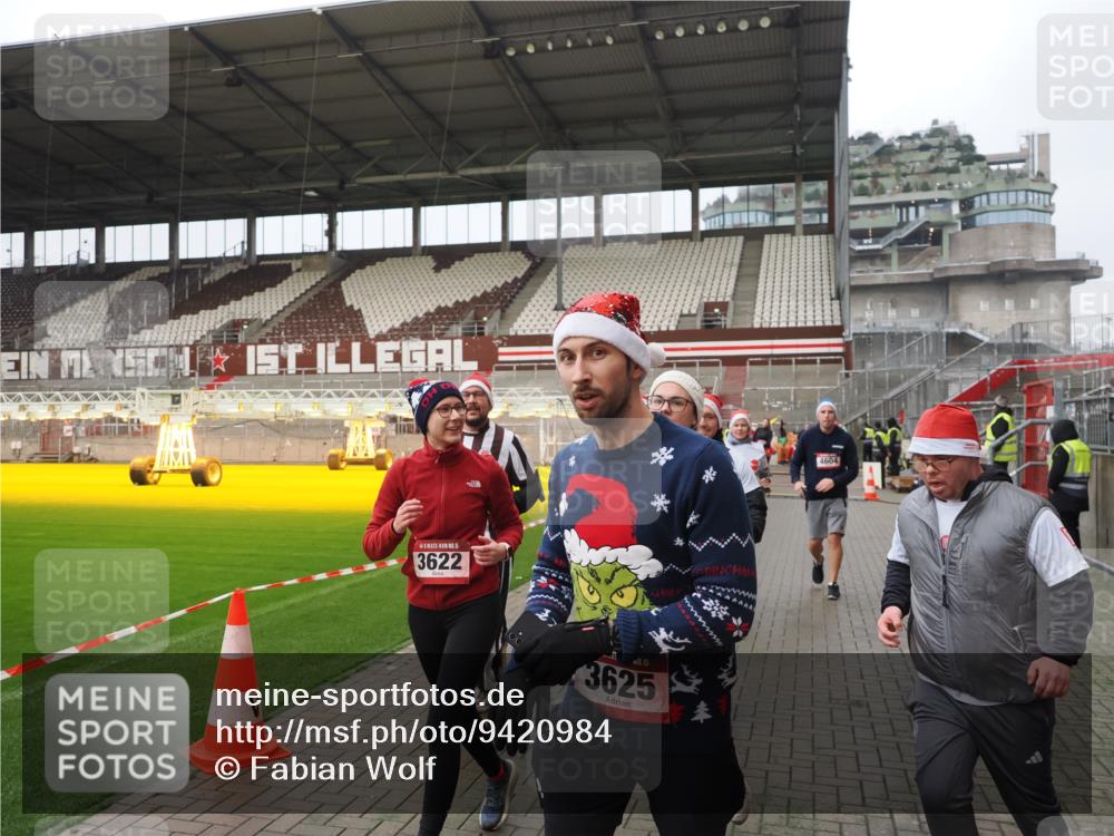 07.12.2025 - St. Pauli X-Mass-Run No. 15 Fabian Wolf http://msf.ph/oto/9420984 07.12.2025 11:43:16 Ziel 1, 2230, 2669, 3621, 3622, 3623, 3625, 3676, 3827, 4604, 4817, 4828, 4842, 5001, 5002 meine-sportfotos.de