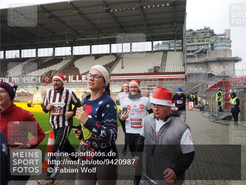 07.12.2025 - St. Pauli X-Mass-Run No. 15 Fabian Wolf http://msf.ph/oto/9420987 07.12.2025 11:43:16 Ziel 1, 2230, 2669, 3621, 3622, 3623, 3625, 3676, 3827, 4604, 4817, 4828, 4842, 5001, 5002 meine-sportfotos.de