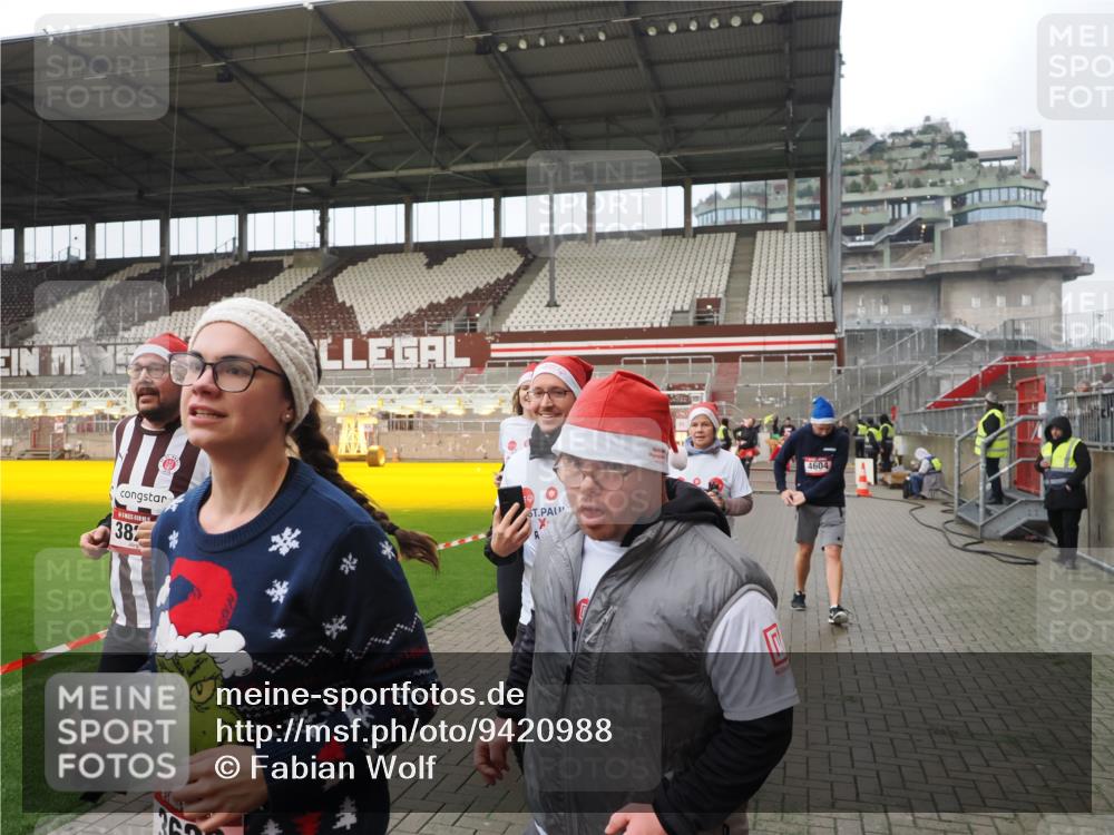 07.12.2025 - St. Pauli X-Mass-Run No. 15 Fabian Wolf http://msf.ph/oto/9420988 07.12.2025 11:43:16 Ziel 1, 2230, 2669, 3621, 3622, 3623, 3625, 3676, 3827, 4604, 4817, 4828, 4842, 5001, 5002 meine-sportfotos.de