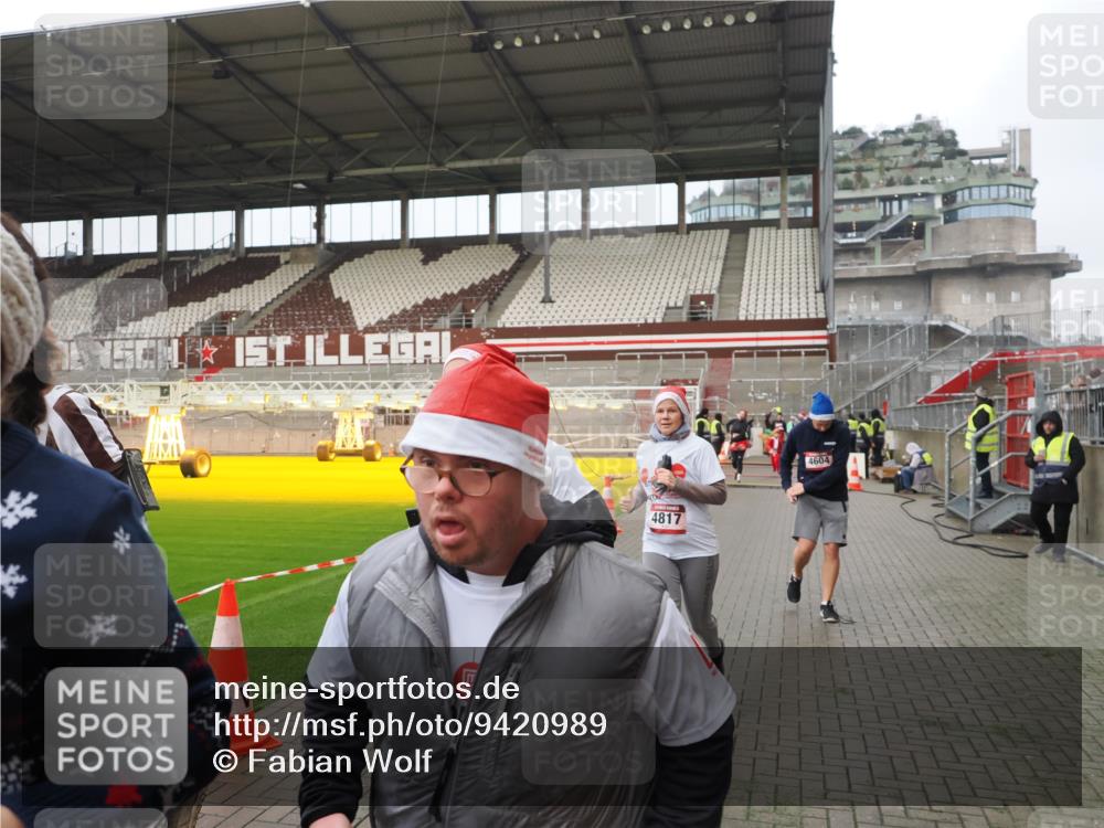 07.12.2025 - St. Pauli X-Mass-Run No. 15 Fabian Wolf http://msf.ph/oto/9420989 07.12.2025 11:43:17 Ziel 1, 2230, 2669, 3621, 3622, 3623, 3625, 3654, 3676, 3827, 4604, 4817, 4828, 4842, 5001, 5002 meine-sportfotos.de