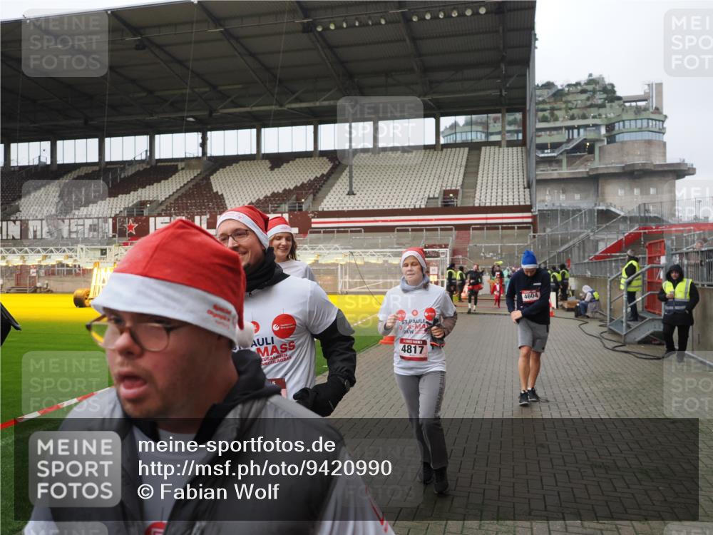 07.12.2025 - St. Pauli X-Mass-Run No. 15 Fabian Wolf http://msf.ph/oto/9420990 07.12.2025 11:43:17 Ziel 1, 2230, 2669, 3621, 3622, 3623, 3625, 3654, 3676, 3827, 4604, 4817, 4828, 4842, 5001, 5002 meine-sportfotos.de