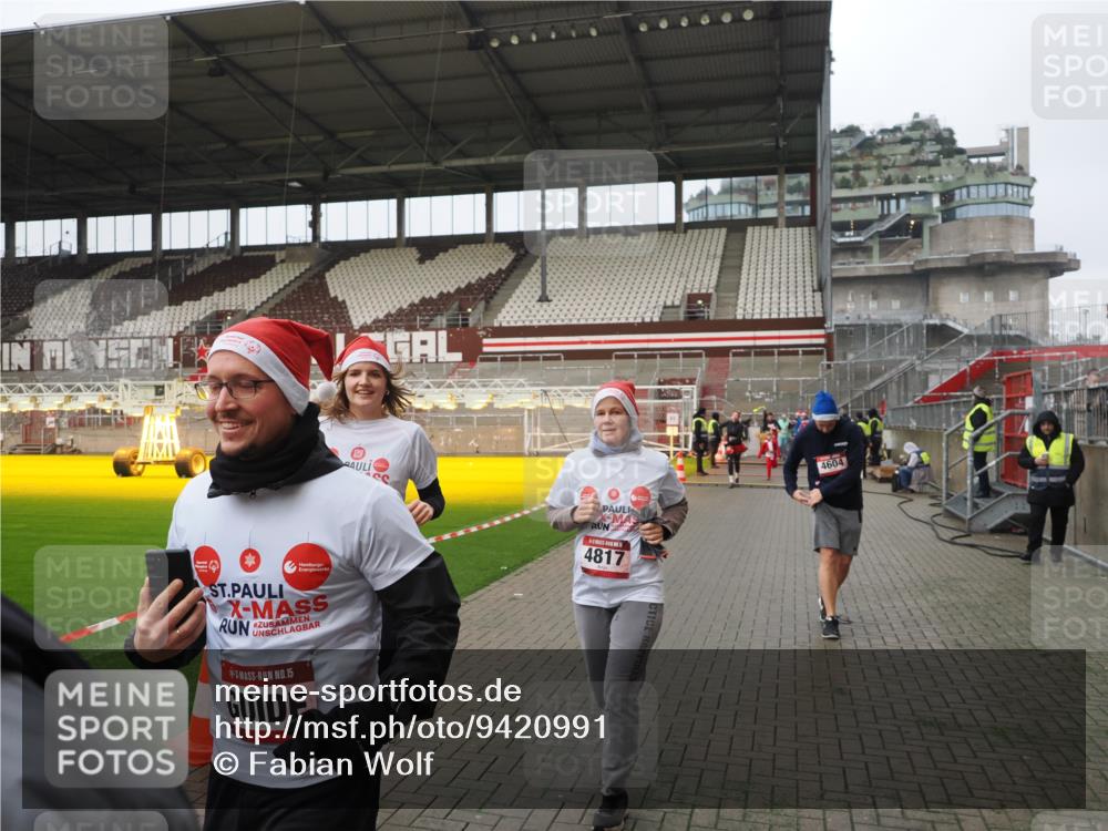 07.12.2025 - St. Pauli X-Mass-Run No. 15 Fabian Wolf http://msf.ph/oto/9420991 07.12.2025 11:43:17 Ziel 1, 2230, 2669, 3621, 3622, 3623, 3625, 3654, 3676, 3827, 4604, 4817, 4828, 4842, 5001, 5002 meine-sportfotos.de