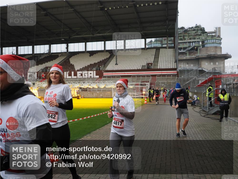 07.12.2025 - St. Pauli X-Mass-Run No. 15 Fabian Wolf http://msf.ph/oto/9420992 07.12.2025 11:43:17 Ziel 1, 2230, 2669, 3621, 3622, 3623, 3625, 3654, 3676, 3827, 4604, 4817, 4828, 4842, 5001, 5002 meine-sportfotos.de