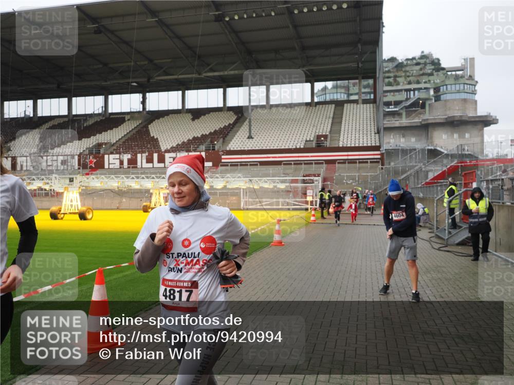 07.12.2025 - St. Pauli X-Mass-Run No. 15 Fabian Wolf http://msf.ph/oto/9420994 07.12.2025 11:43:18 Ziel 1, 2230, 2669, 3621, 3622, 3623, 3625, 3654, 3676, 3827, 4604, 4817, 4828, 4842, 5001, 5002 meine-sportfotos.de