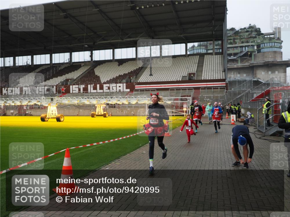 07.12.2025 - St. Pauli X-Mass-Run No. 15 Fabian Wolf http://msf.ph/oto/9420995 07.12.2025 11:43:22 Ziel 1, 2206, 2208, 2669, 3423, 3434, 3621, 3622, 3623, 3625, 3654, 3676, 3827, 4604, 4817, 4828, 4842, 5001, 5002 meine-sportfotos.de