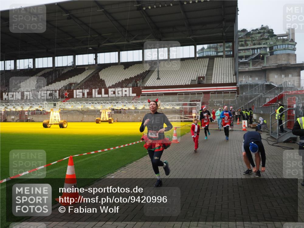07.12.2025 - St. Pauli X-Mass-Run No. 15 Fabian Wolf http://msf.ph/oto/9420996 07.12.2025 11:43:22 Ziel 1, 2206, 2208, 2669, 3423, 3434, 3621, 3622, 3623, 3625, 3654, 3676, 3827, 4604, 4817, 4828, 4842, 5001, 5002 meine-sportfotos.de