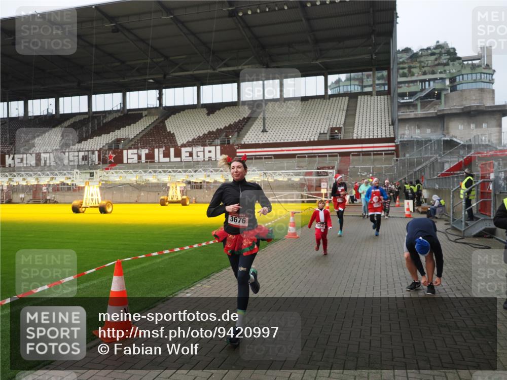 07.12.2025 - St. Pauli X-Mass-Run No. 15 Fabian Wolf http://msf.ph/oto/9420997 07.12.2025 11:43:23 Ziel 1, 2206, 2208, 2669, 3423, 3434, 3621, 3622, 3623, 3625, 3654, 3676, 3827, 3917, 4604, 4817, 4828, 4842, 5001, 5002 meine-sportfotos.de