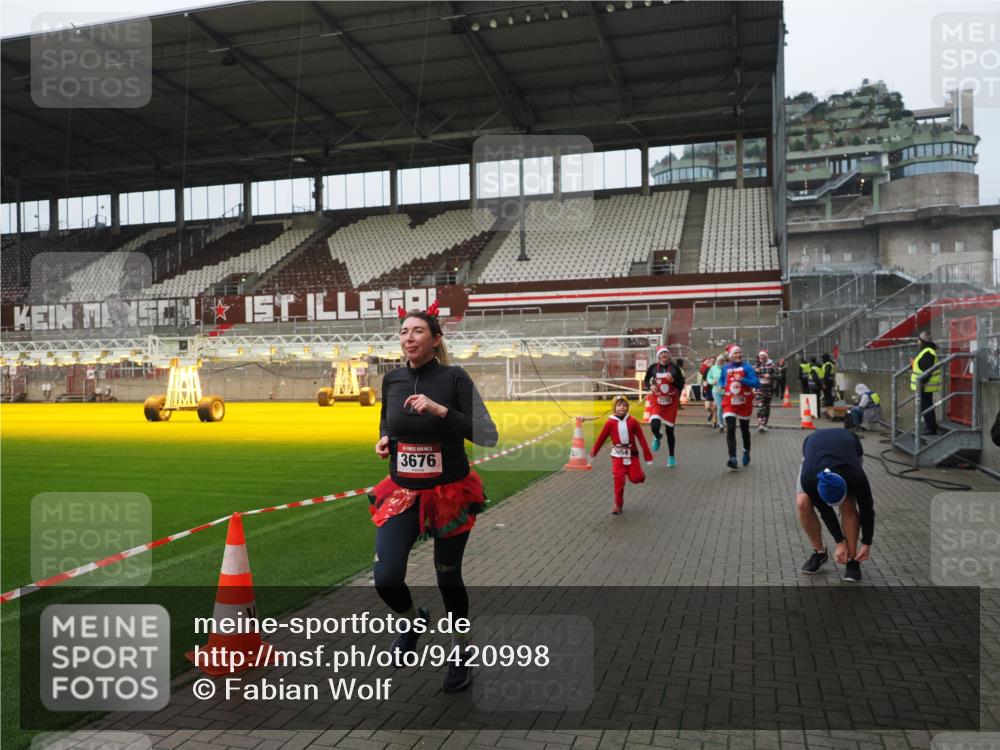 07.12.2025 - St. Pauli X-Mass-Run No. 15 Fabian Wolf http://msf.ph/oto/9420998 07.12.2025 11:43:23 Ziel 1, 2206, 2208, 2669, 3423, 3434, 3621, 3622, 3623, 3625, 3654, 3676, 3827, 3917, 4604, 4817, 4828, 4842, 5001, 5002 meine-sportfotos.de