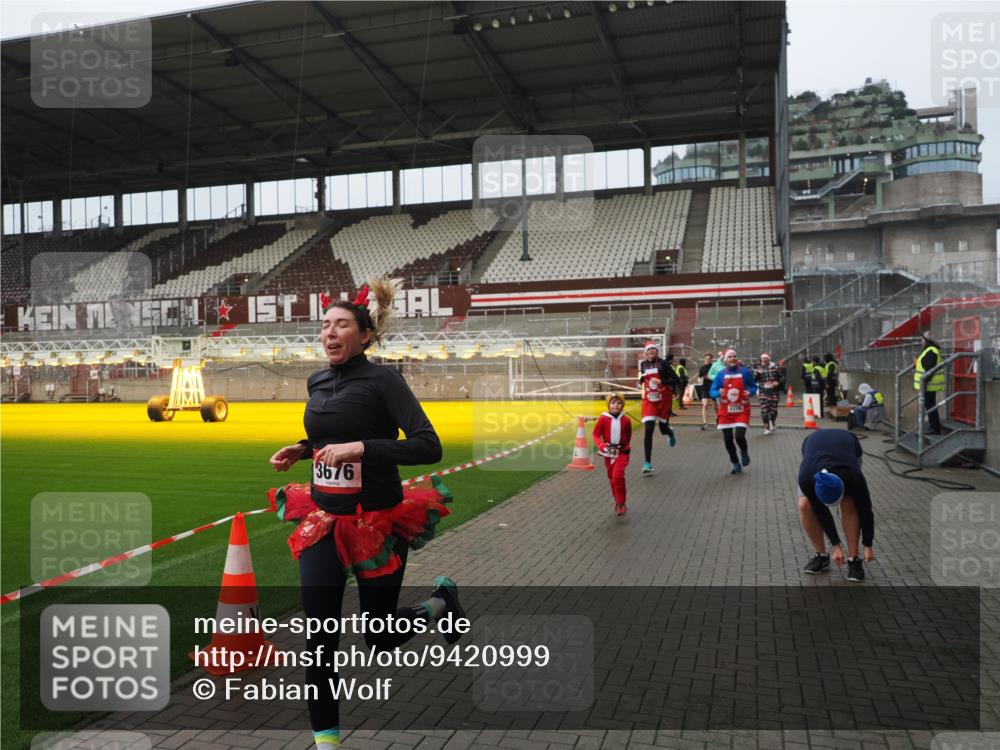 07.12.2025 - St. Pauli X-Mass-Run No. 15 Fabian Wolf http://msf.ph/oto/9420999 07.12.2025 11:43:23 Ziel 1, 2206, 2208, 2669, 3423, 3434, 3621, 3622, 3623, 3625, 3654, 3676, 3827, 3917, 4604, 4817, 4828, 4842, 5001, 5002 meine-sportfotos.de