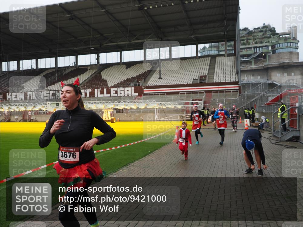 07.12.2025 - St. Pauli X-Mass-Run No. 15 Fabian Wolf http://msf.ph/oto/9421000 07.12.2025 11:43:23 Ziel 1, 2206, 2208, 2669, 3423, 3434, 3621, 3622, 3623, 3625, 3654, 3676, 3827, 3917, 4604, 4817, 4828, 4842, 5001, 5002 meine-sportfotos.de