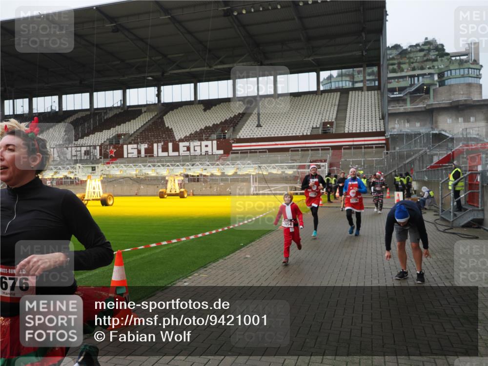 07.12.2025 - St. Pauli X-Mass-Run No. 15 Fabian Wolf http://msf.ph/oto/9421001 07.12.2025 11:43:23 Ziel 1, 2206, 2208, 2669, 3423, 3434, 3621, 3622, 3623, 3625, 3654, 3676, 3827, 3917, 4604, 4817, 4828, 4842, 5001, 5002 meine-sportfotos.de
