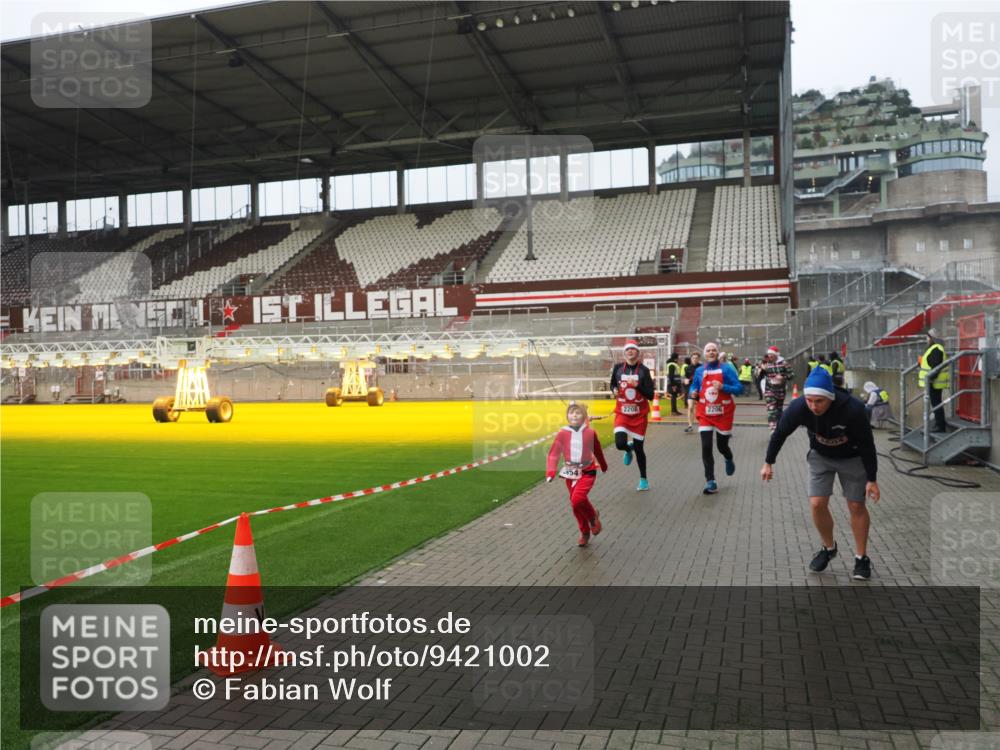 07.12.2025 - St. Pauli X-Mass-Run No. 15 Fabian Wolf http://msf.ph/oto/9421002 07.12.2025 11:43:24 Ziel 1, 2206, 2208, 3423, 3434, 3621, 3622, 3623, 3625, 3654, 3676, 3827, 3917, 4604, 4817, 4828, 4842, 5001, 5002 meine-sportfotos.de