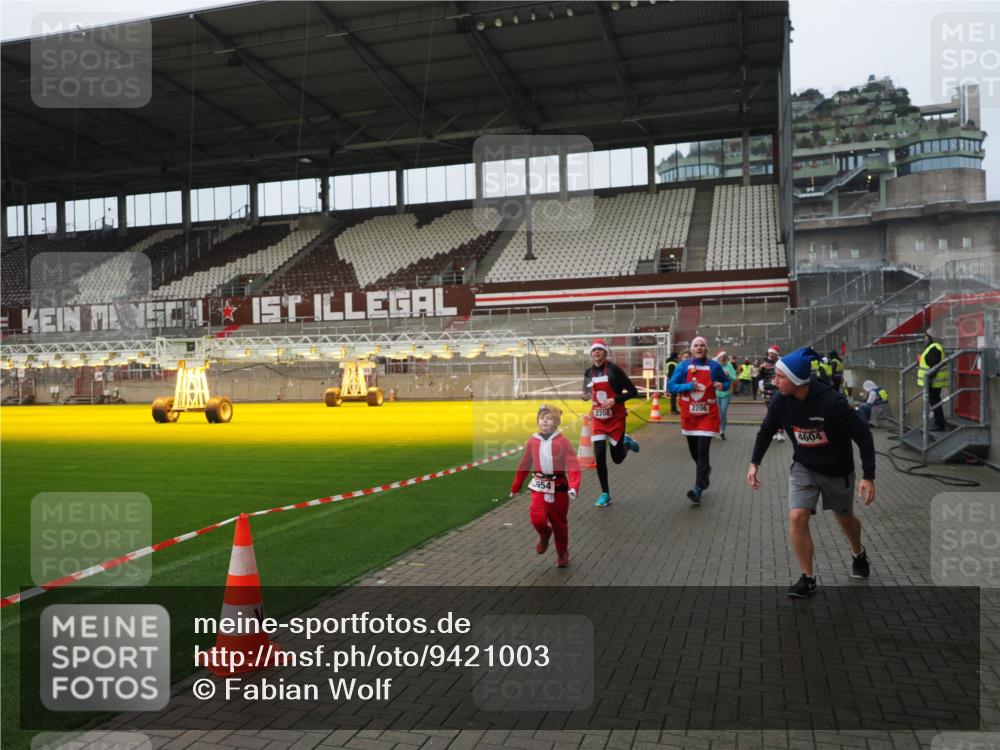07.12.2025 - St. Pauli X-Mass-Run No. 15 Fabian Wolf http://msf.ph/oto/9421003 07.12.2025 11:43:24 Ziel 1, 2206, 2208, 3423, 3434, 3621, 3622, 3623, 3625, 3654, 3676, 3827, 3917, 4604, 4817, 4828, 4842, 5001, 5002 meine-sportfotos.de