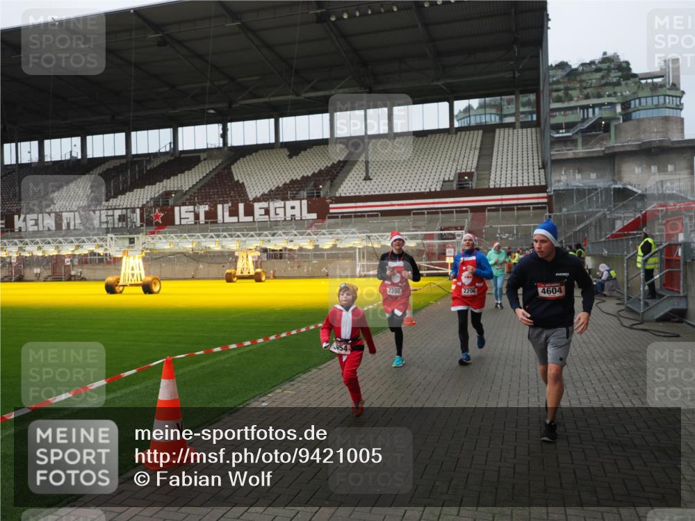 07.12.2025 - St. Pauli X-Mass-Run No. 15 Fabian Wolf http://msf.ph/oto/9421005 07.12.2025 11:43:24 Ziel 1, 2206, 2208, 3423, 3434, 3621, 3622, 3623, 3625, 3654, 3676, 3827, 3917, 4604, 4817, 4828, 4842, 5001, 5002 meine-sportfotos.de