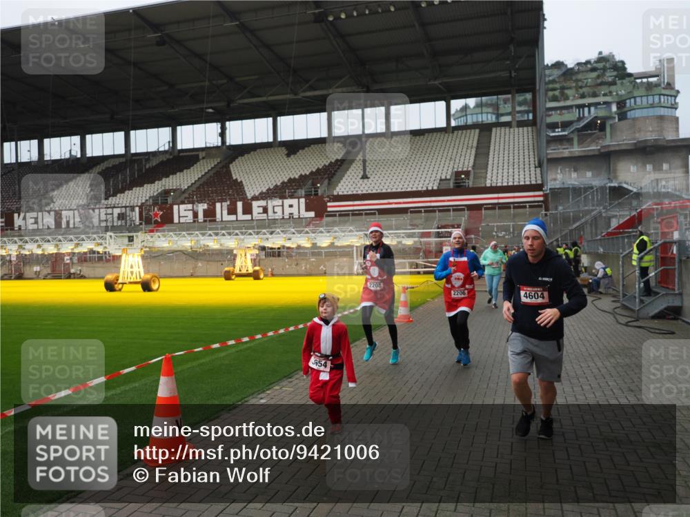 07.12.2025 - St. Pauli X-Mass-Run No. 15 Fabian Wolf http://msf.ph/oto/9421006 07.12.2025 11:43:25 Ziel 1, 2206, 2208, 3423, 3434, 3621, 3622, 3623, 3625, 3654, 3676, 3827, 3917, 4604, 4817, 4828, 4842 meine-sportfotos.de