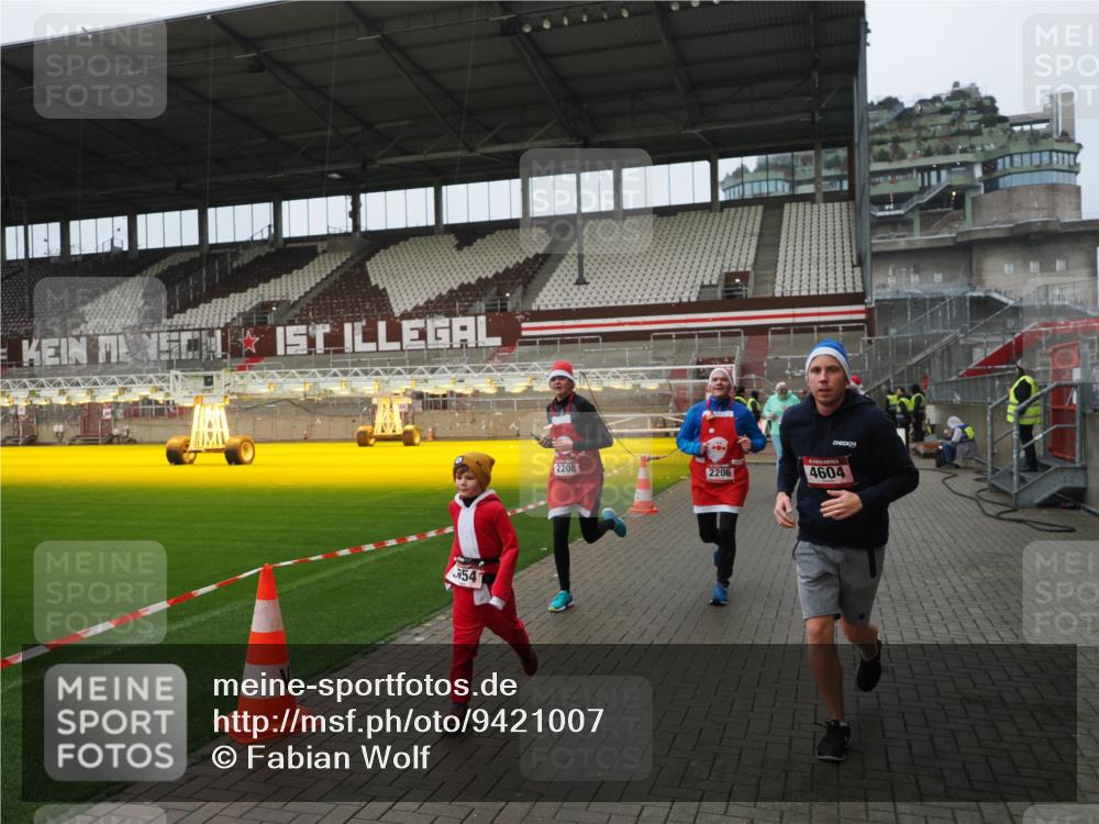 07.12.2025 - St. Pauli X-Mass-Run No. 15 Fabian Wolf http://msf.ph/oto/9421007 07.12.2025 11:43:25 Ziel 1, 2206, 2208, 3423, 3434, 3621, 3622, 3623, 3625, 3654, 3676, 3827, 3917, 4604, 4817, 4828, 4842 meine-sportfotos.de