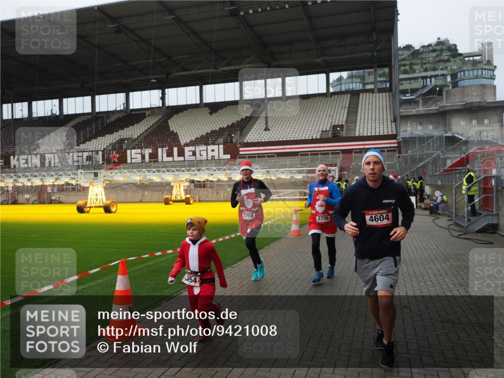 07.12.2025 - St. Pauli X-Mass-Run No. 15 Fabian Wolf http://msf.ph/oto/9421008 07.12.2025 11:43:25 Ziel 1, 2206, 2208, 3423, 3434, 3621, 3622, 3623, 3625, 3654, 3676, 3827, 3917, 4604, 4817, 4828, 4842 meine-sportfotos.de