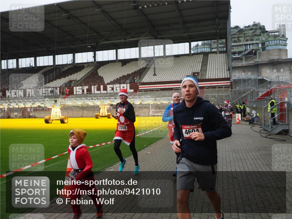 07.12.2025 - St. Pauli X-Mass-Run No. 15 Fabian Wolf http://msf.ph/oto/9421010 07.12.2025 11:43:25 Ziel 1, 2206, 2208, 3423, 3434, 3621, 3622, 3623, 3625, 3654, 3676, 3827, 3917, 4604, 4817, 4828, 4842 meine-sportfotos.de