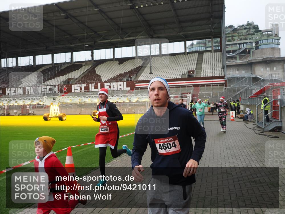 07.12.2025 - St. Pauli X-Mass-Run No. 15 Fabian Wolf http://msf.ph/oto/9421011 07.12.2025 11:43:26 Ziel 2206, 2208, 3423, 3434, 3621, 3622, 3623, 3654, 3676, 3827, 3917, 4604, 4817, 4828, 4842 meine-sportfotos.de