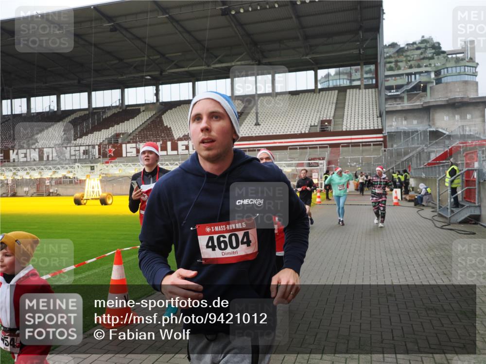 07.12.2025 - St. Pauli X-Mass-Run No. 15 Fabian Wolf http://msf.ph/oto/9421012 07.12.2025 11:43:26 Ziel 2206, 2208, 3423, 3434, 3621, 3622, 3623, 3654, 3676, 3827, 3917, 4604, 4817, 4828, 4842 meine-sportfotos.de