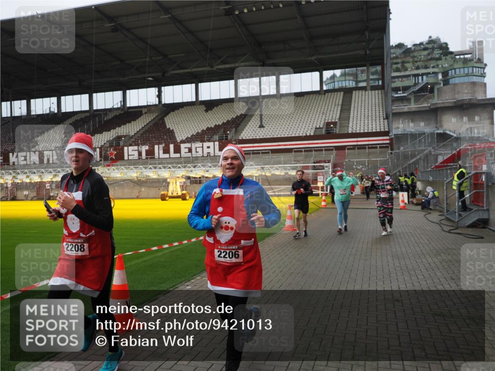 07.12.2025 - St. Pauli X-Mass-Run No. 15 Fabian Wolf http://msf.ph/oto/9421013 07.12.2025 11:43:26 Ziel 2206, 2208, 3423, 3434, 3621, 3622, 3623, 3654, 3676, 3827, 3917, 4604, 4817, 4828, 4842 meine-sportfotos.de