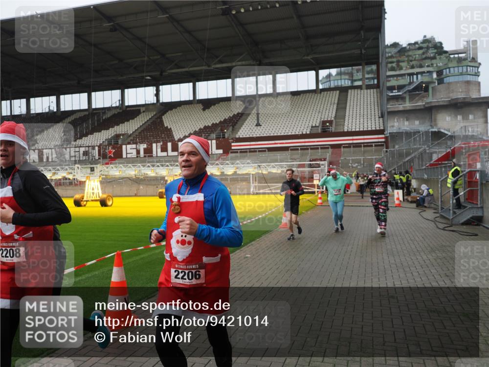 07.12.2025 - St. Pauli X-Mass-Run No. 15 Fabian Wolf http://msf.ph/oto/9421014 07.12.2025 11:43:26 Ziel 2206, 2208, 3423, 3434, 3621, 3622, 3623, 3654, 3676, 3827, 3917, 4604, 4817, 4828, 4842 meine-sportfotos.de