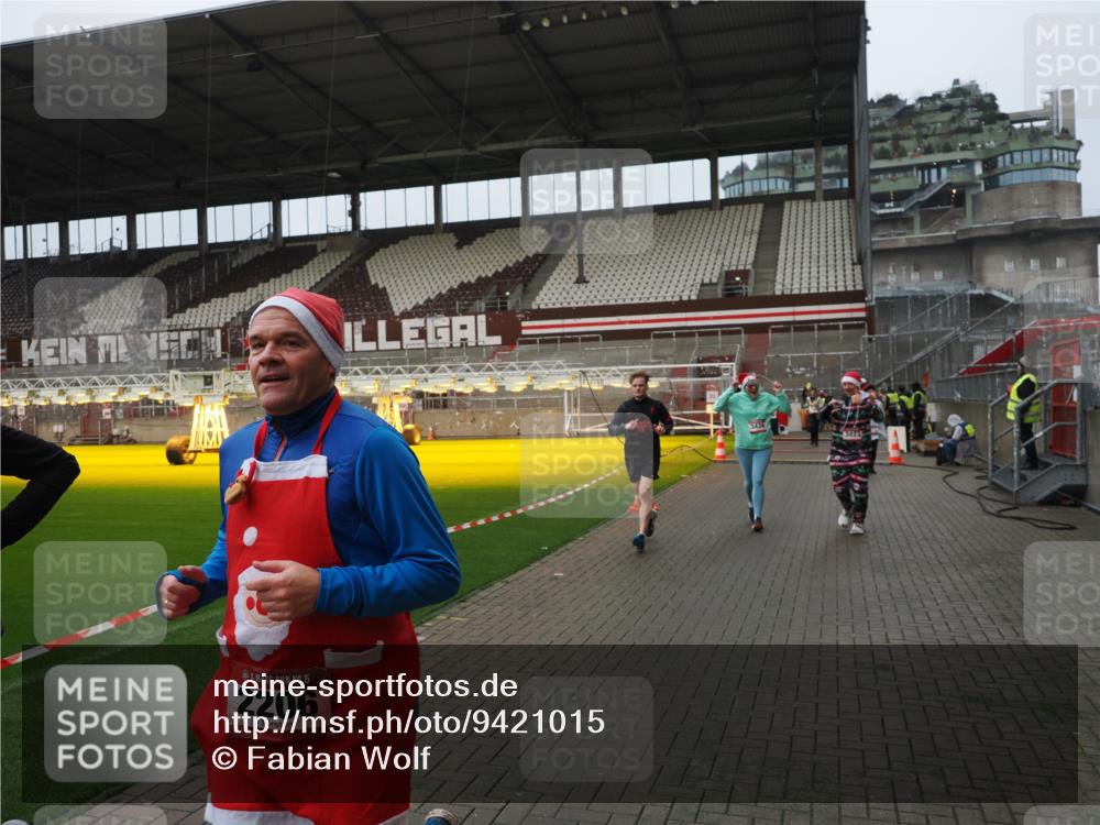 07.12.2025 - St. Pauli X-Mass-Run No. 15 Fabian Wolf http://msf.ph/oto/9421015 07.12.2025 11:43:27 Ziel 1713, 2206, 2208, 3423, 3434, 3622, 3623, 3654, 3676, 3827, 3917, 4604, 4817, 4828, 4842 meine-sportfotos.de