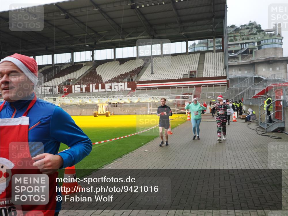07.12.2025 - St. Pauli X-Mass-Run No. 15 Fabian Wolf http://msf.ph/oto/9421016 07.12.2025 11:43:27 Ziel 1713, 2206, 2208, 3423, 3434, 3622, 3623, 3654, 3676, 3827, 3917, 4604, 4817, 4828, 4842 meine-sportfotos.de