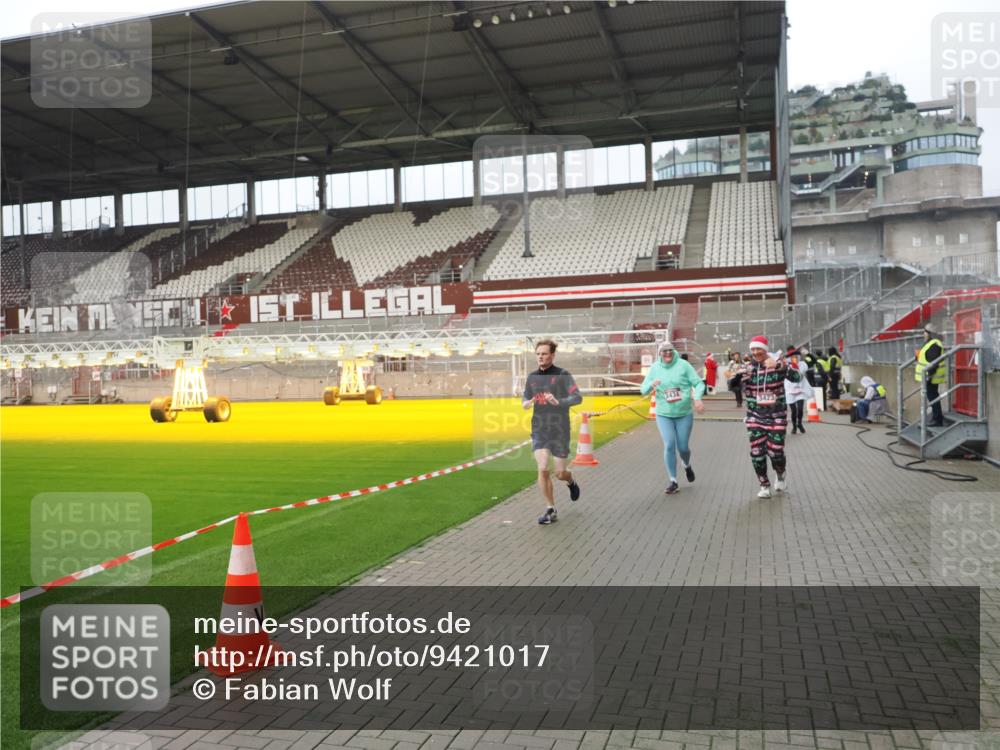 07.12.2025 - St. Pauli X-Mass-Run No. 15 Fabian Wolf http://msf.ph/oto/9421017 07.12.2025 11:43:27 Ziel 1713, 2206, 2208, 3423, 3434, 3622, 3623, 3654, 3676, 3827, 3917, 4604, 4817, 4828, 4842 meine-sportfotos.de